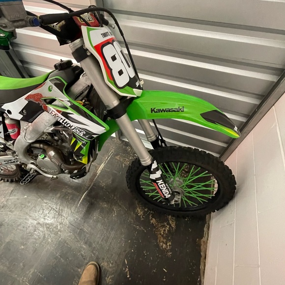 Kawasaki kx250f. It needs new bottom end crankcase and crankshaft - Picture 3 of 7